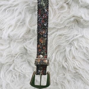 Awesone vintage belt. Beautiful details. Buckle.